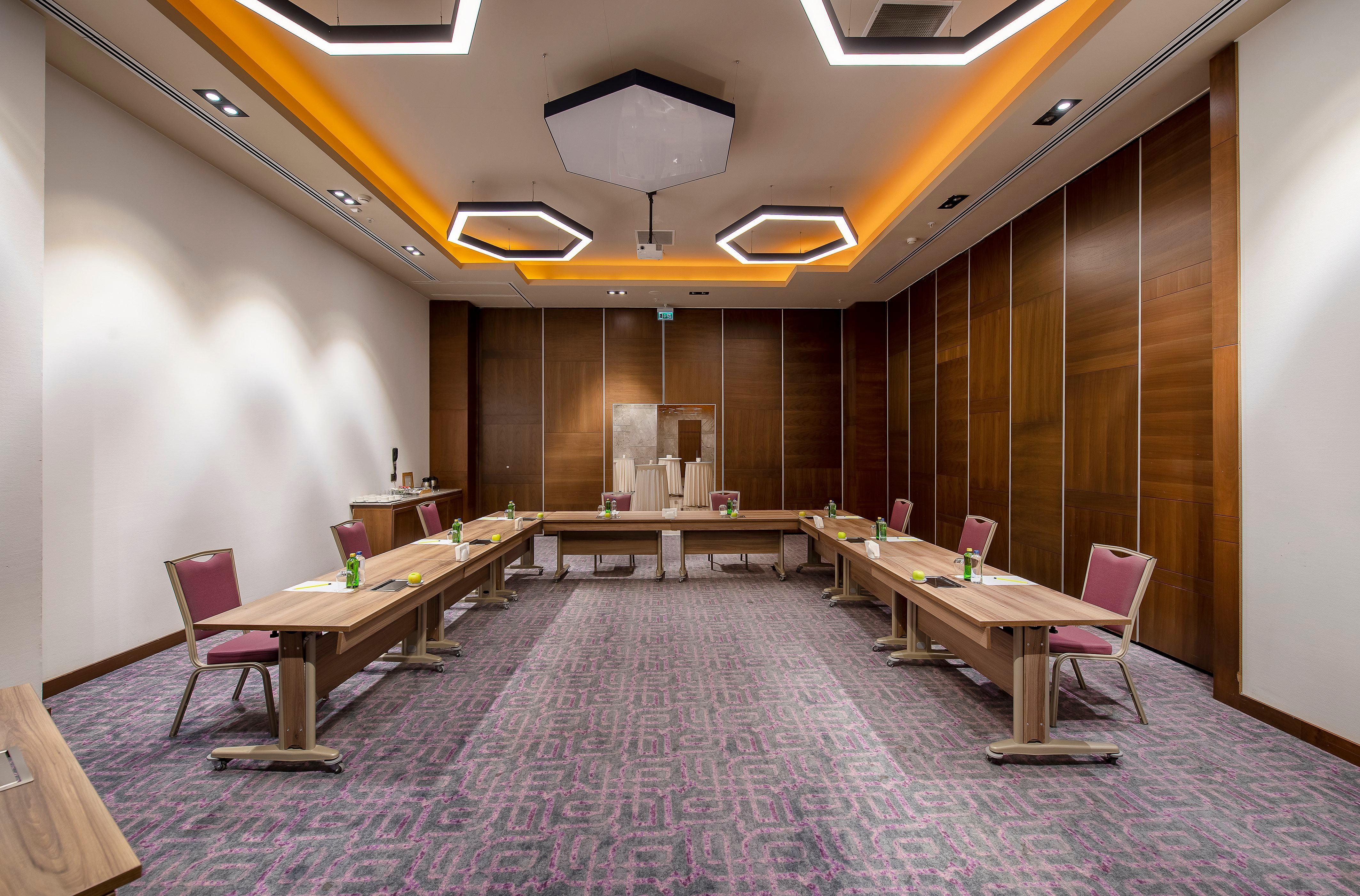 - Duvenonu By Ihg Hotel